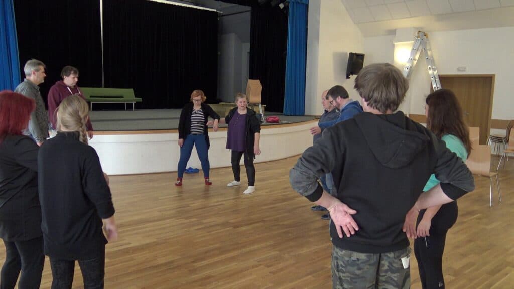 Lektorka Eva Spoustová (fialové tričko) během výuky 