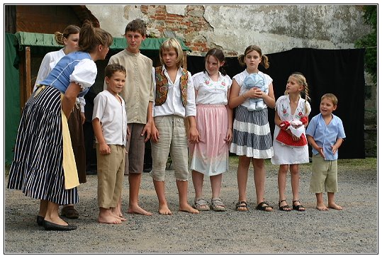 Naši furianti (Koralína Baňková druhá zprava) | Cerhonice, 20. 8. 2005, foto: Roman Bližík