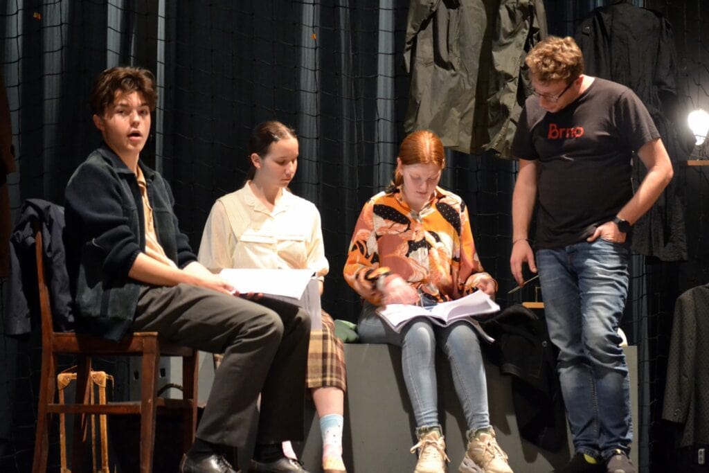 Režisér Juraj Háder předává instrukce během zkoušení |foto: soubor