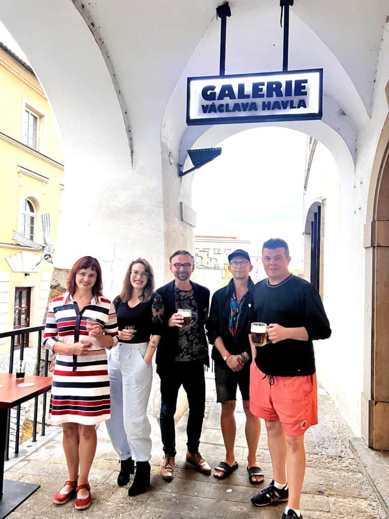 Část týmu před Galerií Václava Havla | zdroj: archiv VSVD