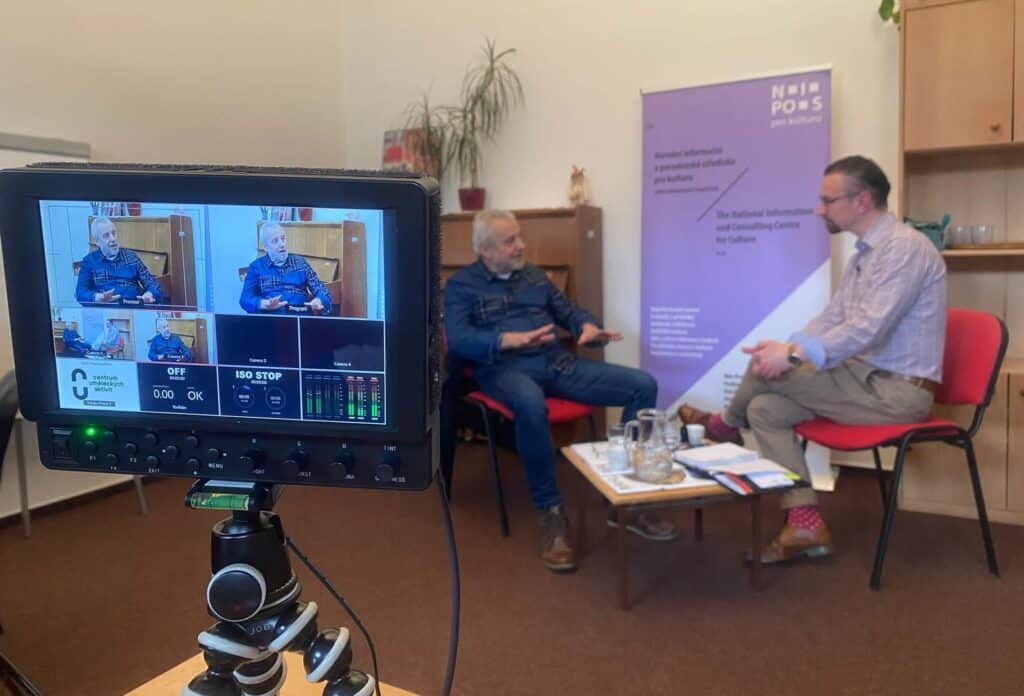 Z natáčení s režisérem Milanem Schejbalem | zdroj: archiv VSVD