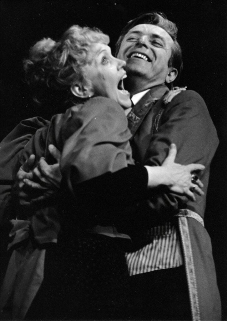 Jaroslav a Helena Vondruškovi v komedii Blázinec v prvním poschodí. Inscenace ve zpracování libického Vojanu se dostala i na Jiráskův Hronov (1996) |foto: archiv spolku