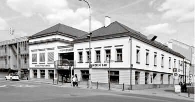 Budova Tylova divadla v Rakovníku. Foto Dana Čecháková. Zdroj Divadelní noviny. Černobílá fotografie z roku 2019.