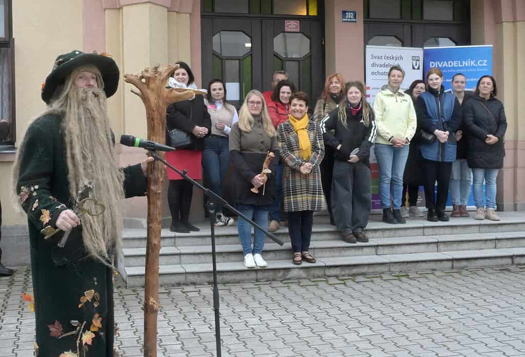 Tradiční vítání souboru před divadlem | foto: archiv přehlídky
