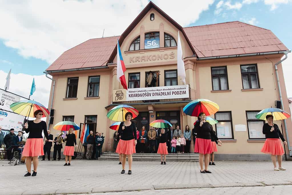 Z vítání souborů před divadlem | Foto: K Ryšavá