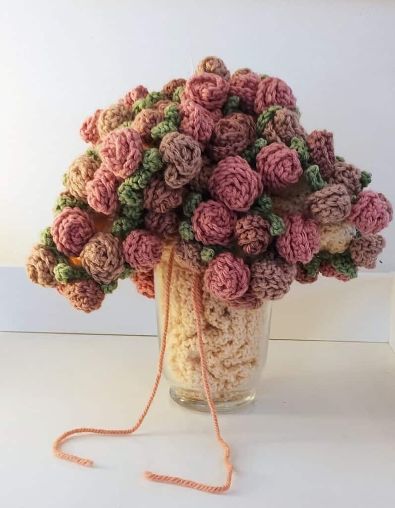 Soubor je na jedné vlně. Doslova. Svědčí o tom uháčkovaný dar k premiéře od autorky kostýmů Aleny Pilné | foto: Lenka Chaloupková