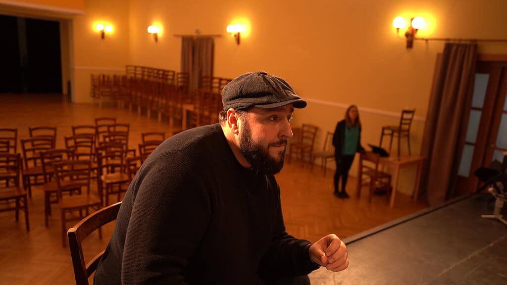 David Skrbek během natáčení prvního dílu dokumentární série Z DRUHÉ ŘADY | foto: Divadelnik.cz