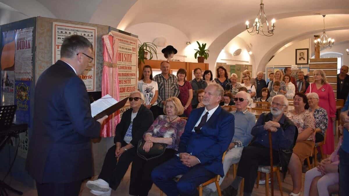 Z vernisáže výstavy k 200letému výročí spolku | zdroj: archiv souboru
