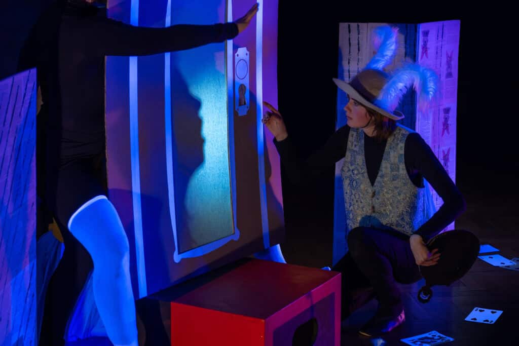 V nové inscenaci soubor HRAjeto pracuje se stínohrou | zdroj: soubor